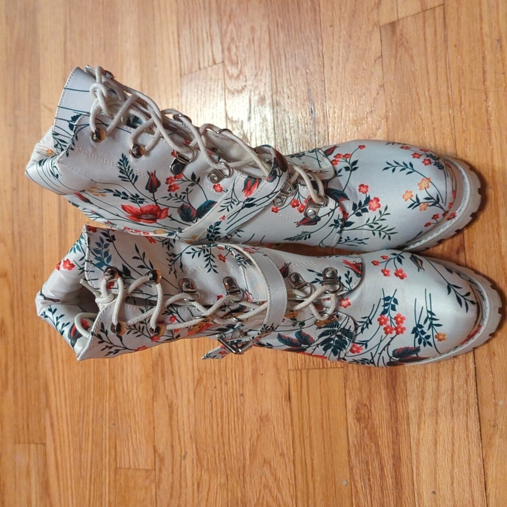 Liliana floral white size 9 4-in heels